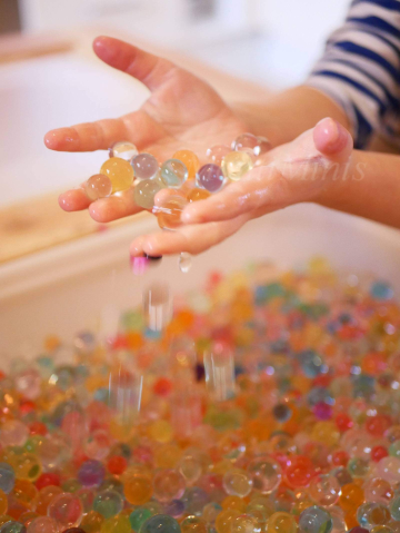 wasserperlen-sinneskiste-f&uuml;r-kinder-sinnesbox-sensory-bin-spielbox-f&uuml;hlspiele-waterbeads-2-montiminis